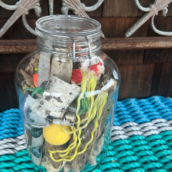Large Italian Glass Jar Filled with Montauk Beach Finds. Driftwood, buoy pieces - Picture 5 of 10